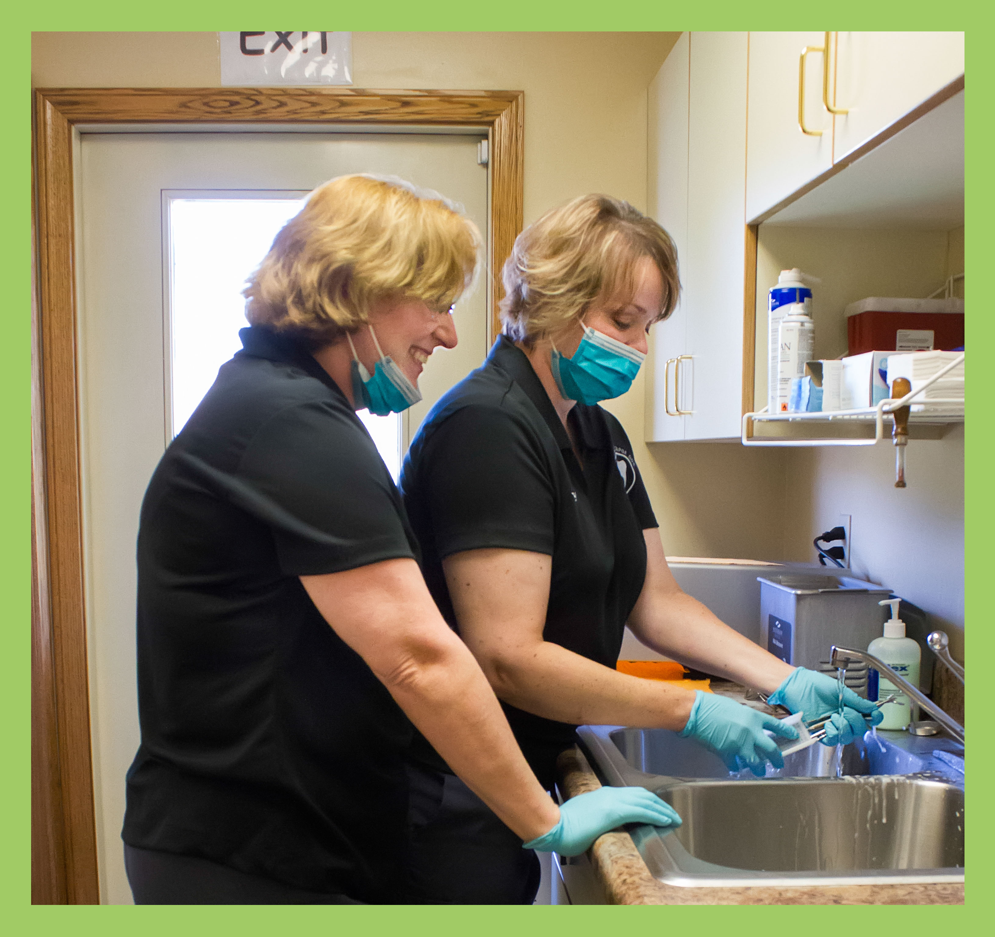 2 employees cleaning untensils